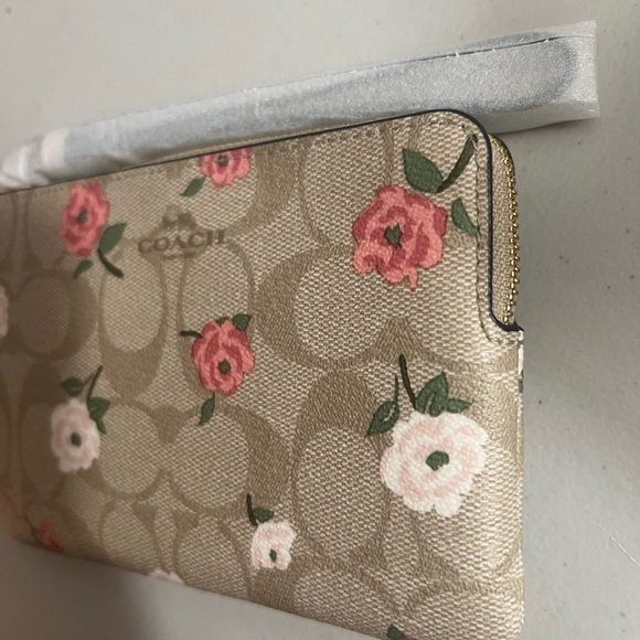 Coach Corner Zip Wristlet In Signature Canvas With Floral Print - Picture 2 of 3